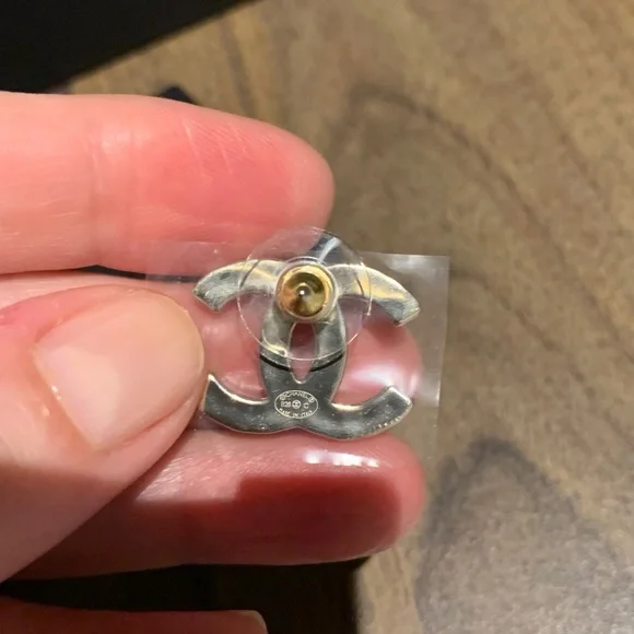 Absolutely stunning authentic brand new Chanel studs blue /crystals cc earrings - Picture 9 of 9